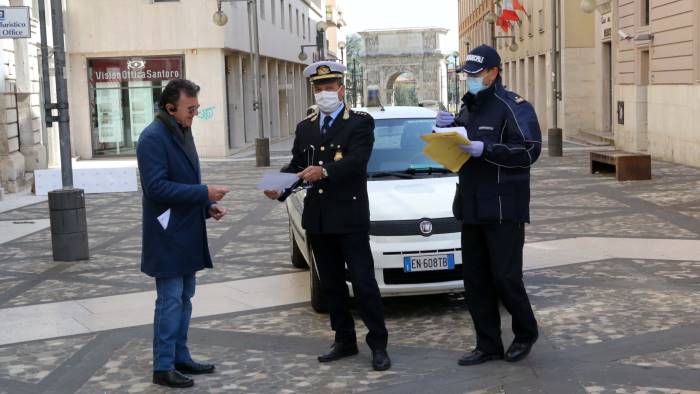 corsa e passeggio lontano da casa multate tre persone