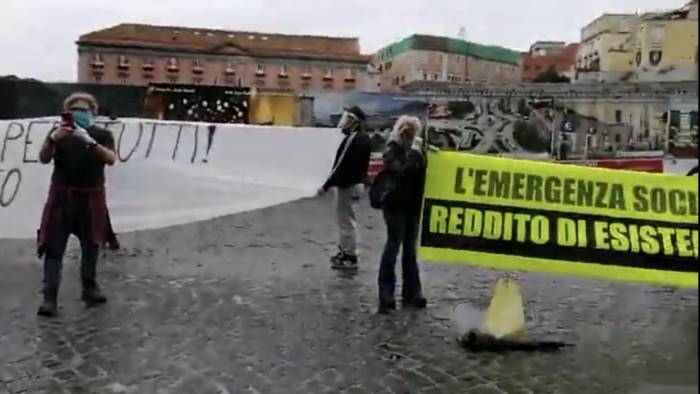 napoli manifestazione di protesta con guanti e mascherine