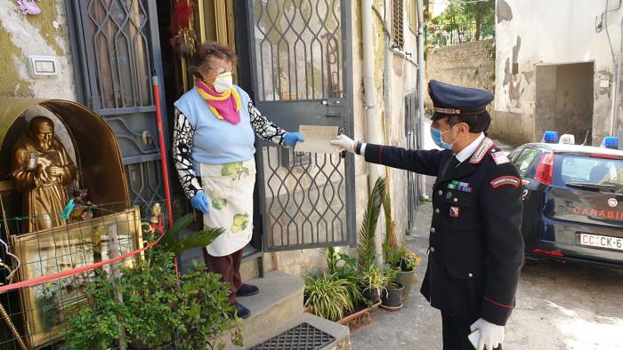 baronissi i carabinieri consegnano la pensione a un anziana