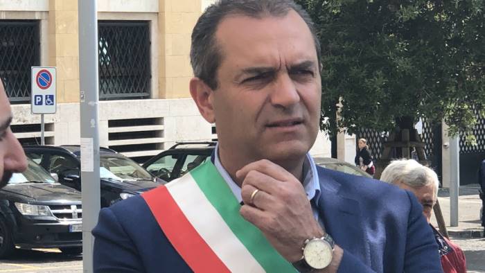 de magistris pronti a riaprire i cantieri