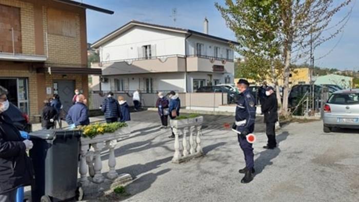 pensioni e assembramenti alle poste intervengono i vigili