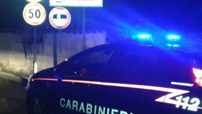 minaccia di morte i genitori per soldi 27enne arrestato