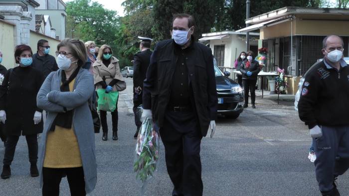 cimitero mastella depone fiori per la fase 2 stop tosap