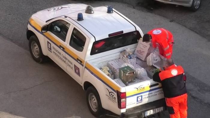 ariano troppe persone in strada spesa a domicilio