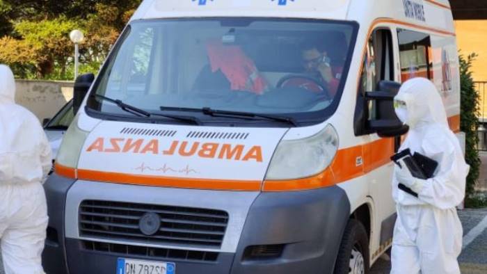 covid 19 tamponi a tappeto a tutto il personale sanitario