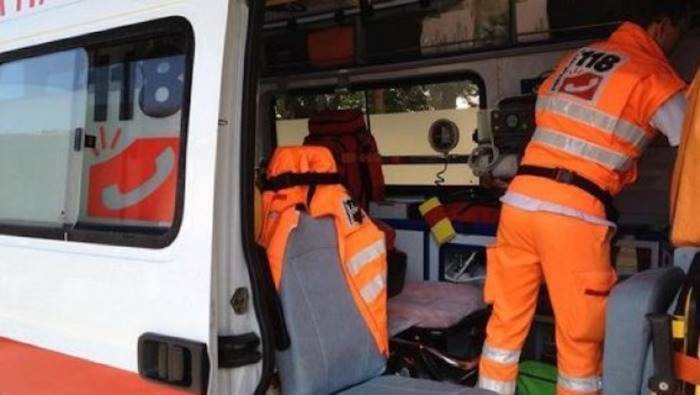 tragedia in centro bambino cade dal quarto piano e muore