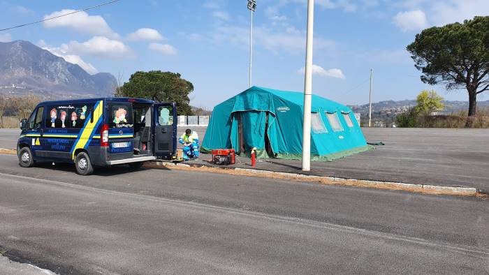 arrivano le tende della protezione civile a campo genova