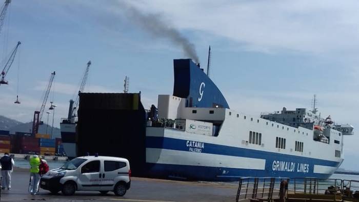 covid e arrivata a salerno la nave da tunisi