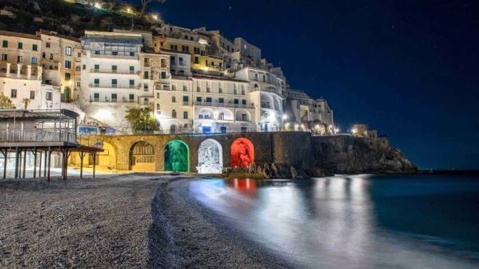 amalfi il tricolore illumina le arcate della marina grande