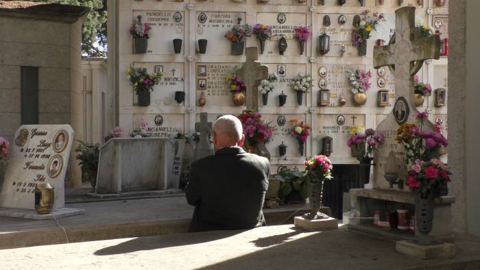 un fiore per ogni tomba l iniziativa per la settimana santa