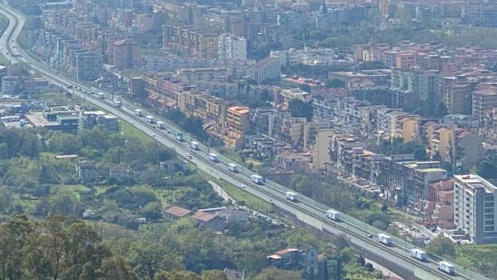 covid salerno sfilano in citta i tir per l ospedale da campo