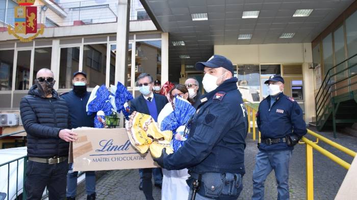 polizia ritrova uova di pasqua e il proprietario le dona