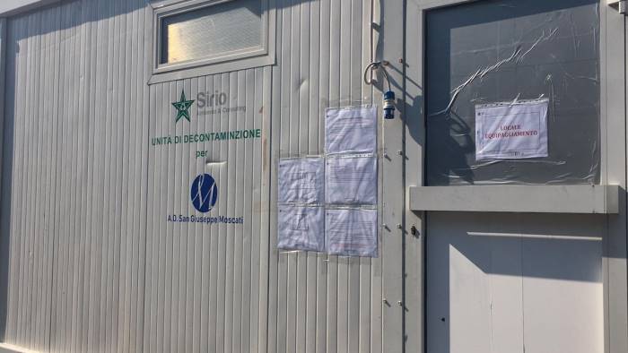 vestizione al moscati il container di decontaminazione