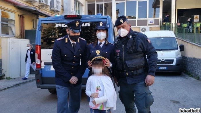 i poliziotti donano uova pasquali ai bimbi in ospedale