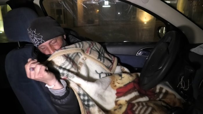 ariano dorme in auto sotto il municipio aiutatemi