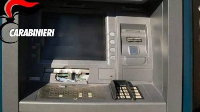 preleva soldi da un bancomat rubato 44enne nei guai