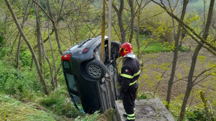 auto fuori strada si ferma a un passo dal precipizio foto