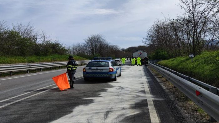 tir carico di gasolio in fiamme sull ofantina dramma sfiorato