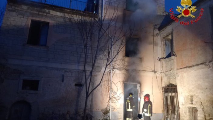 fiamme in un abitazione messa in salvo una 78enne