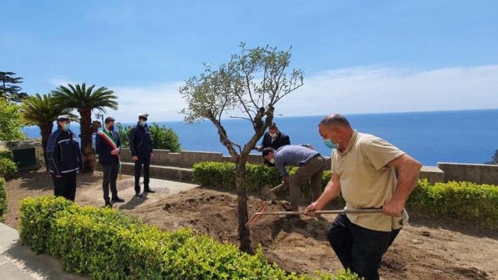 covid a positano oltre 1000 vaccini ora si pensi al turismo