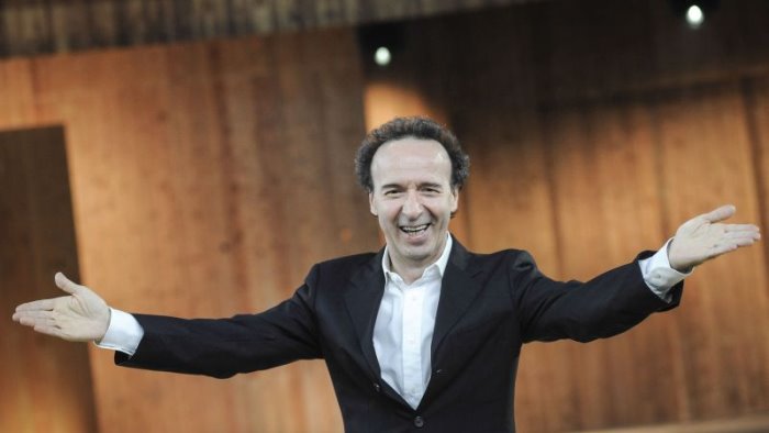 venezia leone d oro alla carriera a roberto benigni