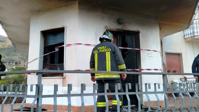 fiamme in una casa anziano muore salva la badante