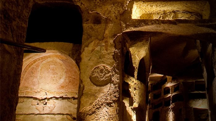 focus sulle catacombe di napoli