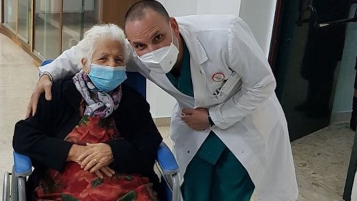 nonna amalia si vaccina contro il covid a 104 anni