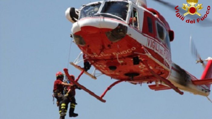 campagna finiscono in un dirupo salvati dai vigili del fuoco