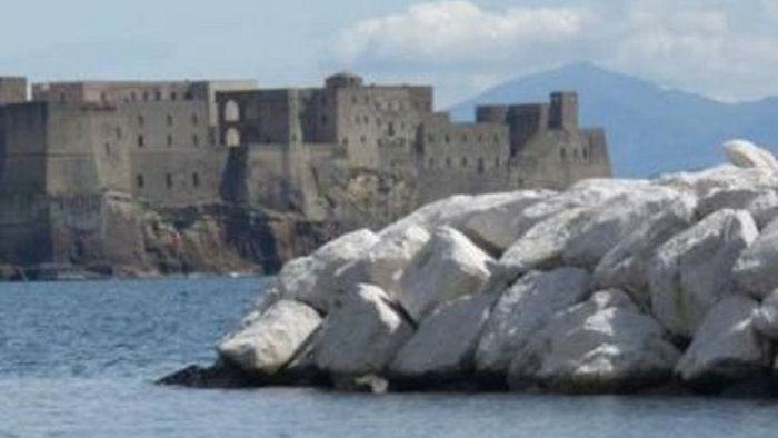 covid divieto di accesso alle spiagge fino a maggio a napoli