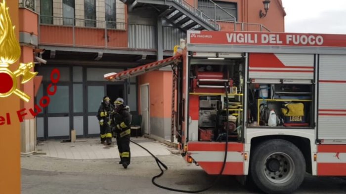 incendio in un albergo dismesso in azione i caschi rossi