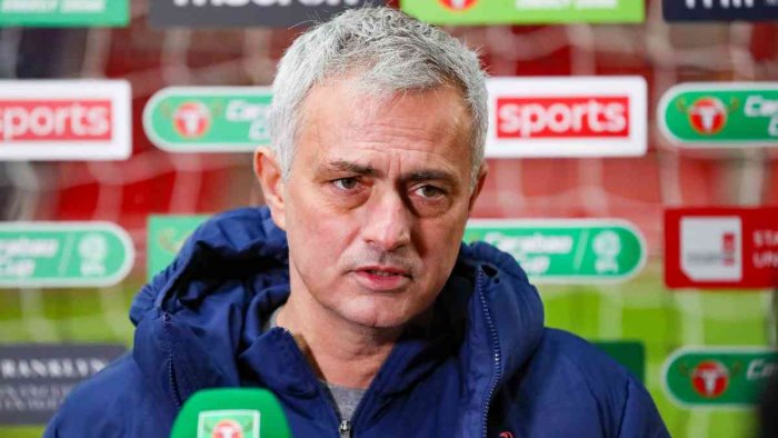 il tottenham esonera jose mourinho