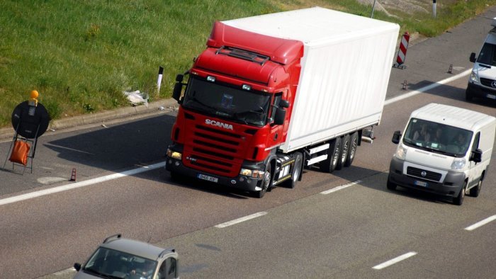 montecorvino scoperti quattro clandestini a bordo di un tir