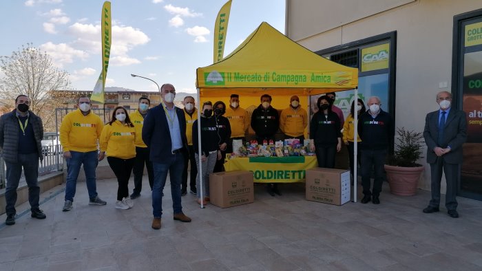 i pacchi della solidarieta di coldiretti alle famiglie