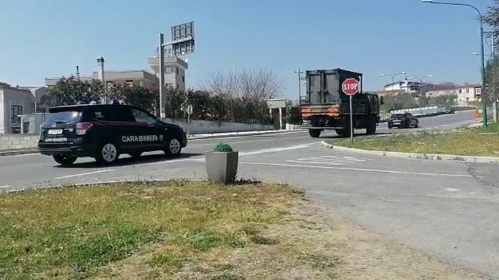 vaccini trasportati dall esercito scortati dai carabinieri