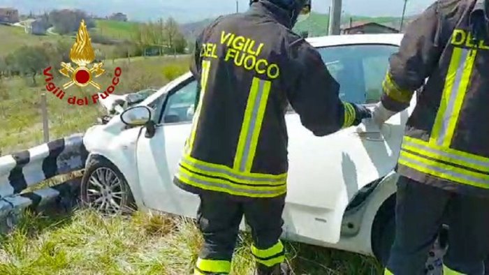 sbanda e finisce contro guardrail muore 59enne