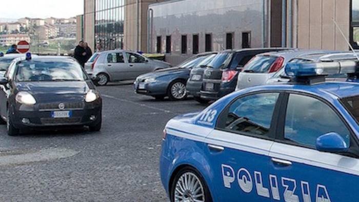 maltratta e picchia moglie e figli minori arrestato