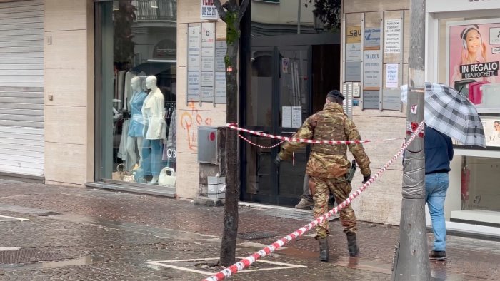 salerno secondo allarme bomba in centro evacuato un palazzo