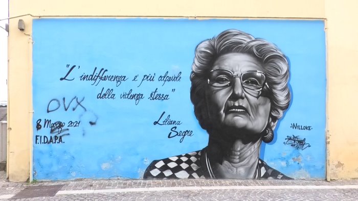 ariano richiamo al duce sul murales dedicato a liliana segre