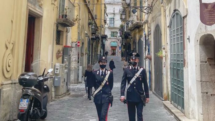 raid e furti nei negozi in centro arrestati due giovani