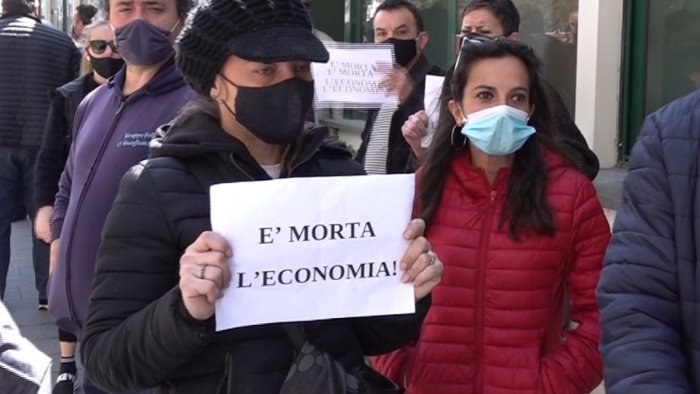 covid protesta dei commercianti ad amalfi