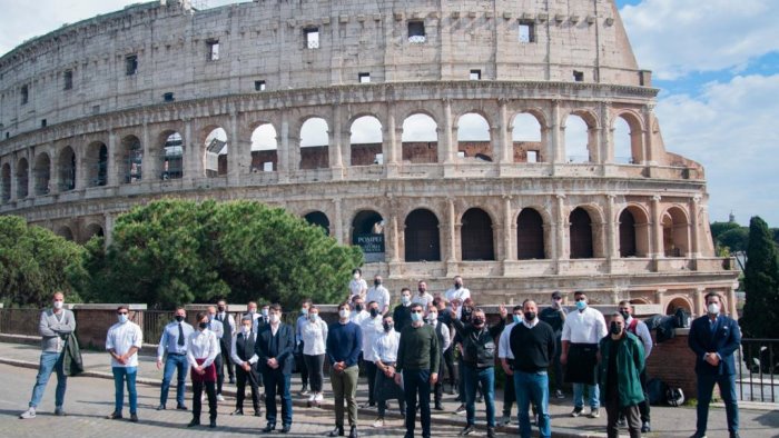 covid ristoratori al colosseo per ripartenza del turismo