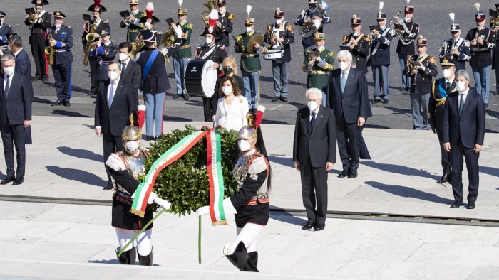 25 aprile mattarella ricordo e cemento che tiene insieme