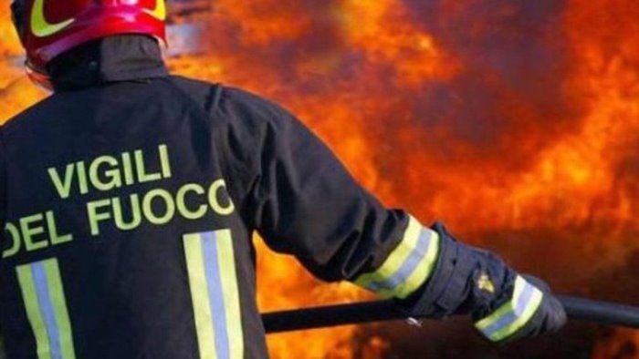 paura a nocera inferiore in fiamme ditta recupero pneumatici