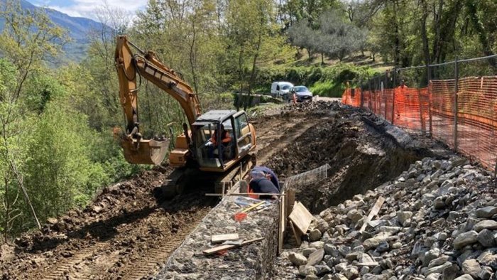 castelcivita sp488 proseguono i lavori di messa in sicurezza