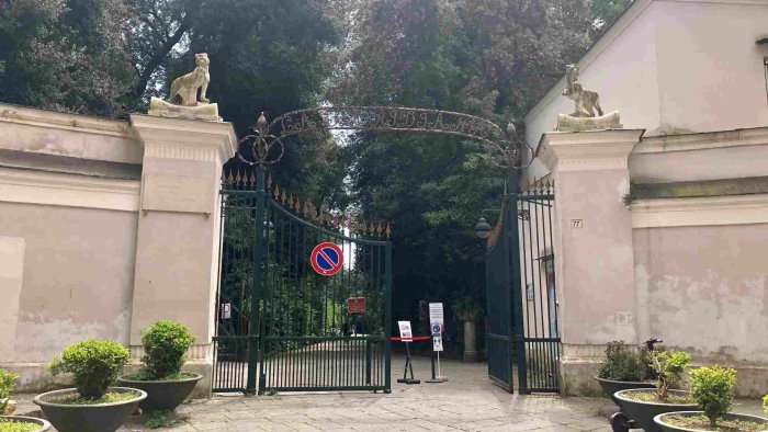 villa floridiana due fidanzati rimangono chiusi nel parco