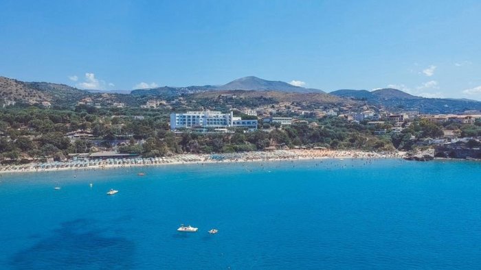 camerota spiaggia della calanca confermata la bandiera verde