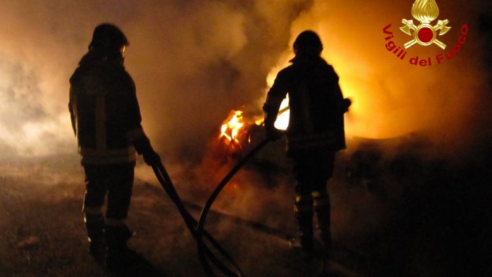 due incendi in 3 ore maggiolino distrutto dalle fiamme