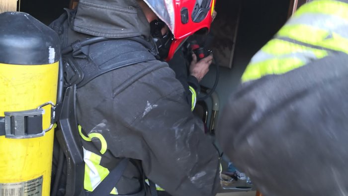 scoppia incendio in una casa ferita una donna