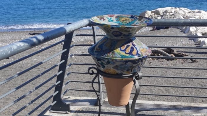 atrani sul marciapiede di largo marinella i vasi d a mare